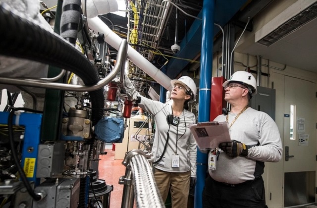 jelaskan mengapa negara singapura lebih berfokus pada perdagangan dan industri