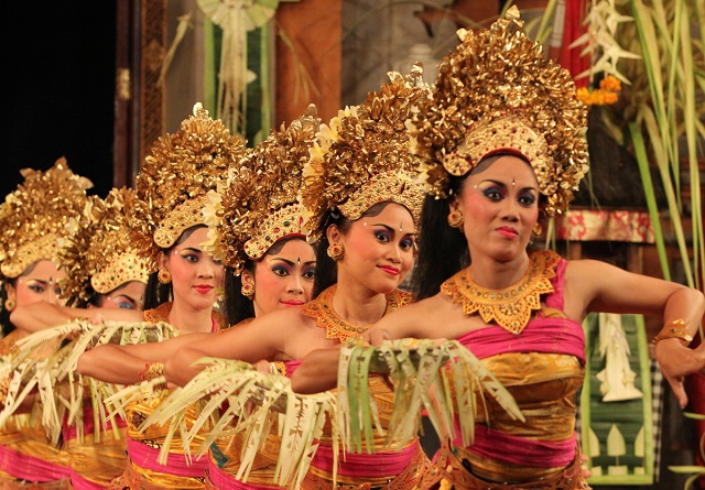 gambar tari pendet bali